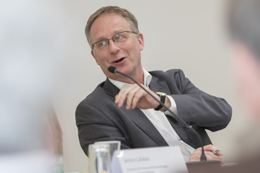 Dr. Christoph Mecking als Moderator des 12. StiftungsIMPACTS der ESV-Akademie am 04.04.2019 in Berlin
